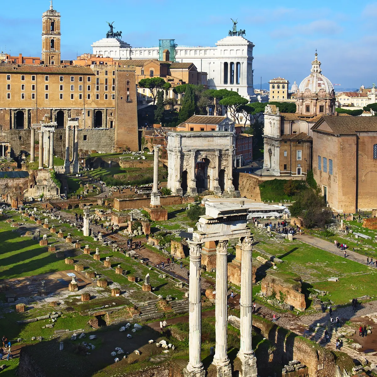 Circus Maximus şeridinin geniş panoramik görünümü ve hafif insan hareketleri