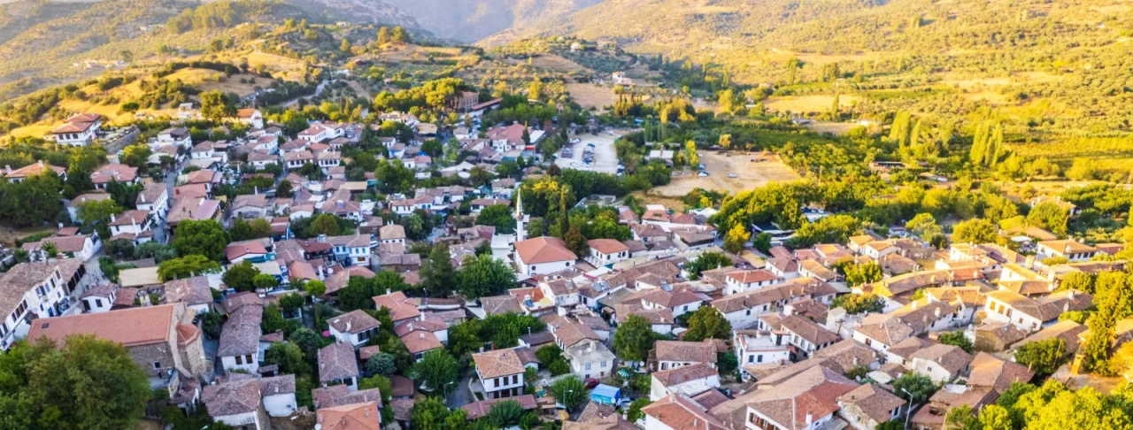 İzmir Gezi Rehberi: Şirince Köyü'nün tarihi taş evleri ve karakteristik Ege mimarisi