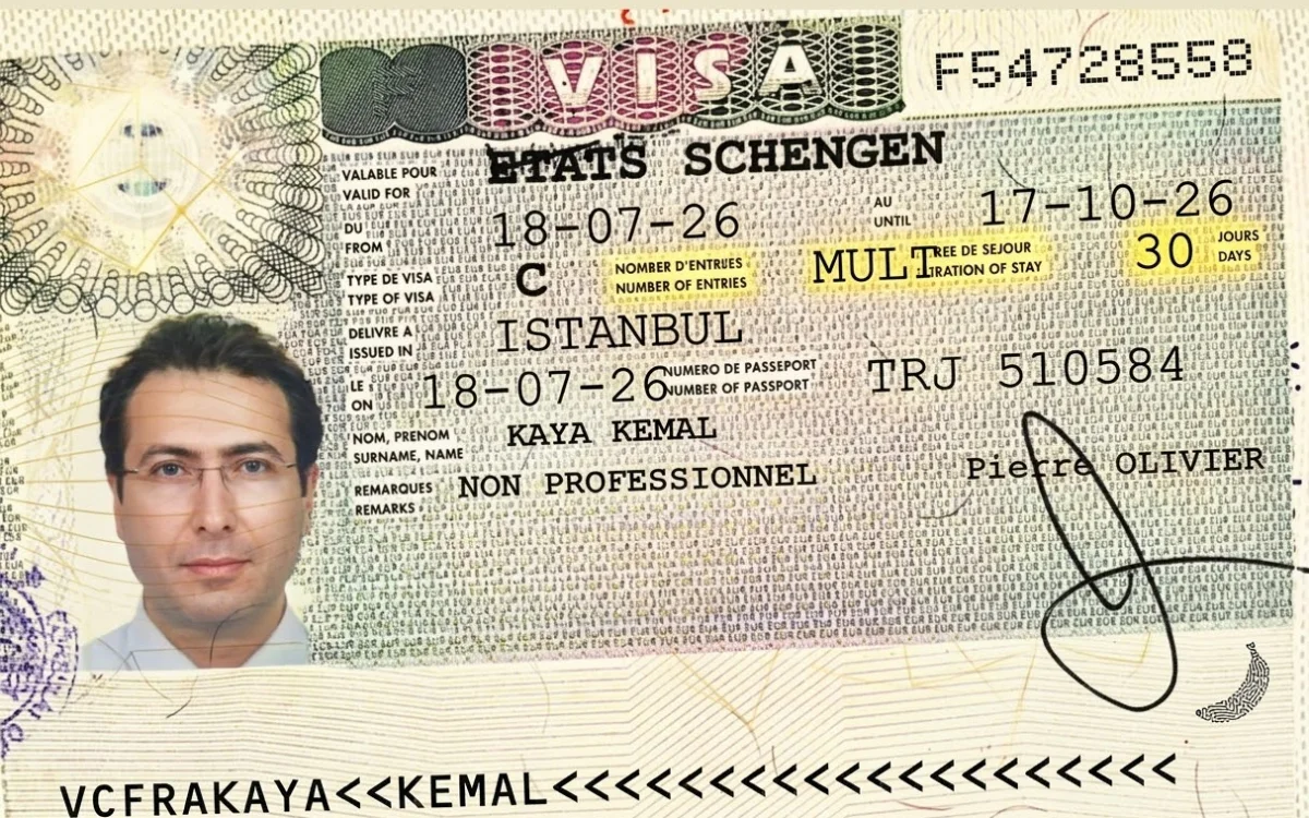 Kemal Kaya'nın Nano Banana ile işlenmiş Schengen vizesi pulu örneği. 2026 güncel tarihleri, 30 günlük kalış süresi ve çok girişli (MULT) detayları.