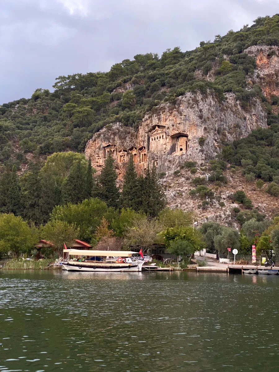 Kaya mezarlarına sadece tekneden bakıp geçmek kenti tanıdığınız anlamına gelmez. 