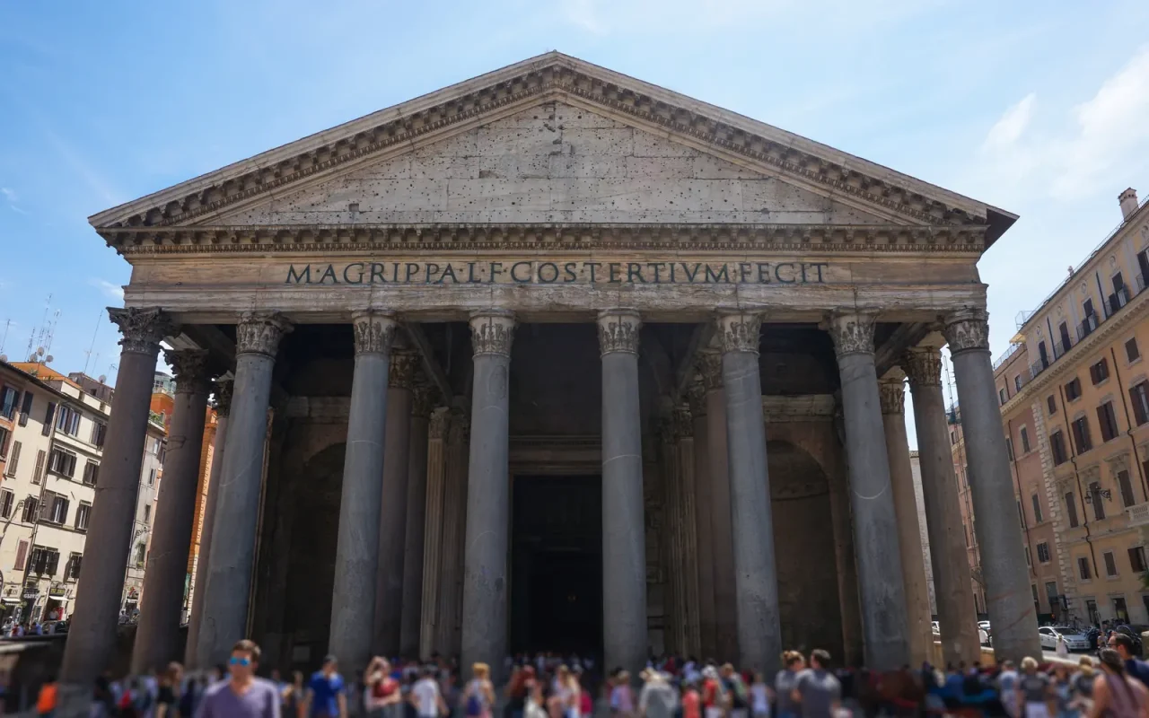 Roma merkezindeki Piazza Venezia ve Vittoriano çevresinin panoramik görünümü, kaynak: Depositphotos.