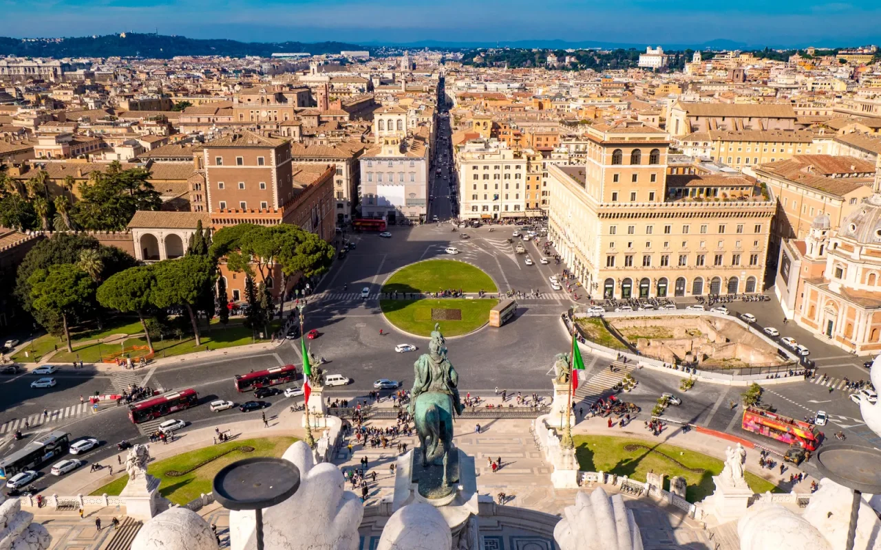 Roma merkezindeki Piazza Venezia ve Vittoriano çevresinin panoramik görünümü