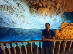 Aynalıgöl Mağarası içindeki yeraltı gölü