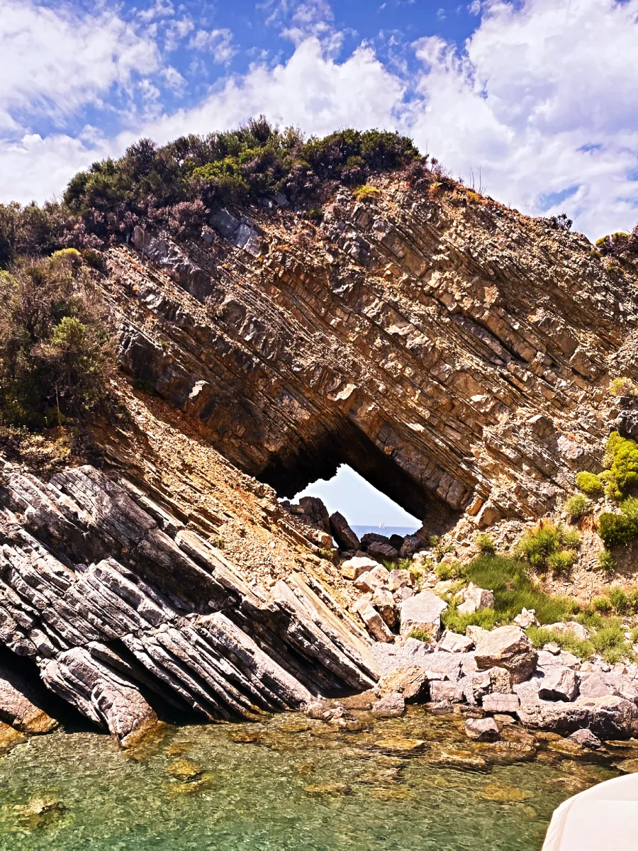 Dalyan Delikli Ada doğal kemer kayalık, Dalyan gezilecek yerler