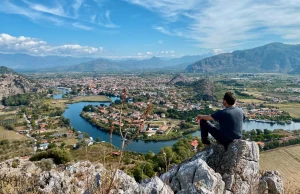 Dalyan Gezilecek Yerler Rehberi: İztuzu’ndan Kaunos’a Adım Adım Kaunos Kalesi’nden Dalyan panoraması, Dalyan gezilecek yerler manzarası