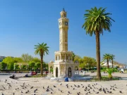 İzmir Saat Kulesi Konak Meydanı’ndan aydınlık bir görünüm