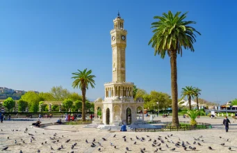 İzmir Saat Kulesi Konak Meydanı’ndan aydınlık bir görünüm