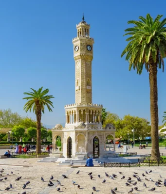 İzmir Saat Kulesi Konak Meydanı’ndan aydınlık bir görünüm