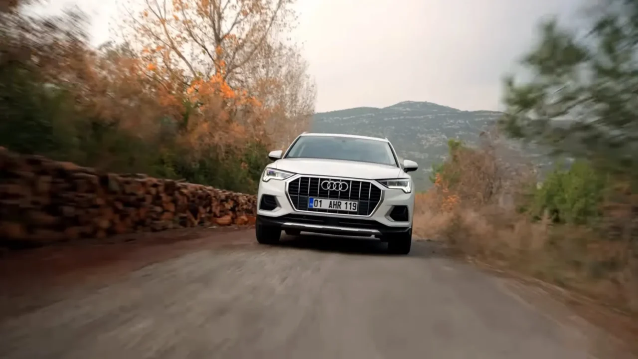 Kemal Kaya SUV araç ile yolda ilerlerken - 2026 Akıllı Ulaşım Rehberi Araç Kiralama