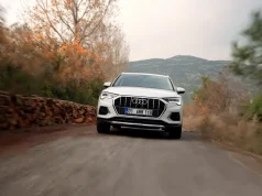 Kemal Kaya SUV araç ile yolda ilerlerken - 2026 Akıllı Ulaşım Rehberi Araç Kiralama