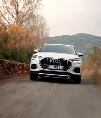 Kemal Kaya SUV araç ile yolda ilerlerken - 2026 Akıllı Ulaşım Rehberi Araç Kiralama