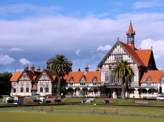 Rotorua Gezi Rehberi: Sülfür Kokulu Jeotermal Başkent Rotorua, Yeni Zelanda’nın Kuzey Adası’nda, aktif bir yanardağ kraterinin tam üzerine kurulmuş, dünyanın en hareketli jeotermal bölgelerinden biri.