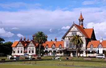 Rotorua, Yeni Zelanda’nın Kuzey Adası’nda, aktif bir yanardağ kraterinin tam üzerine kurulmuş, dünyanın en hareketli jeotermal bölgelerinden biri.