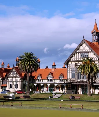 Rotorua, Yeni Zelanda’nın Kuzey Adası’nda, aktif bir yanardağ kraterinin tam üzerine kurulmuş, dünyanın en hareketli jeotermal bölgelerinden biri.