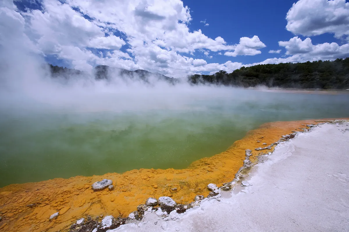 Rotorua'nın jeotermal geyzer ve buhar manzarası