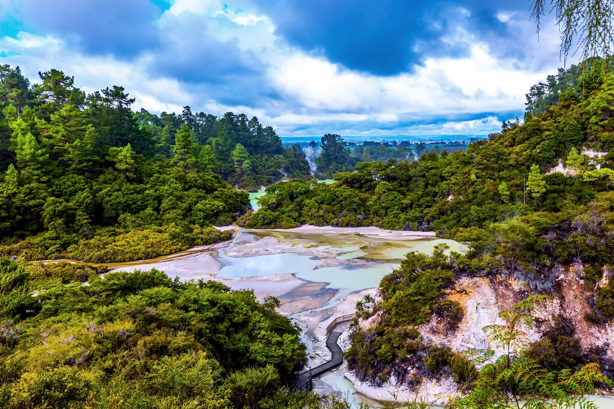 Rotorua'nın mineral zengini gölü ve jeotermal buhar