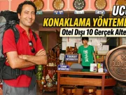 Kemal Kaya bir pansiyon lobisinde sırt çantasıyla seyahate hazır: Ucuza konaklama yöntemleri ve otel dışı 10 gerçek alternatif rehberi.