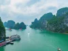 Halong Bay Vietnam’da sisli panoramik manzara, kireçtaşı kayalıklar ve deniz