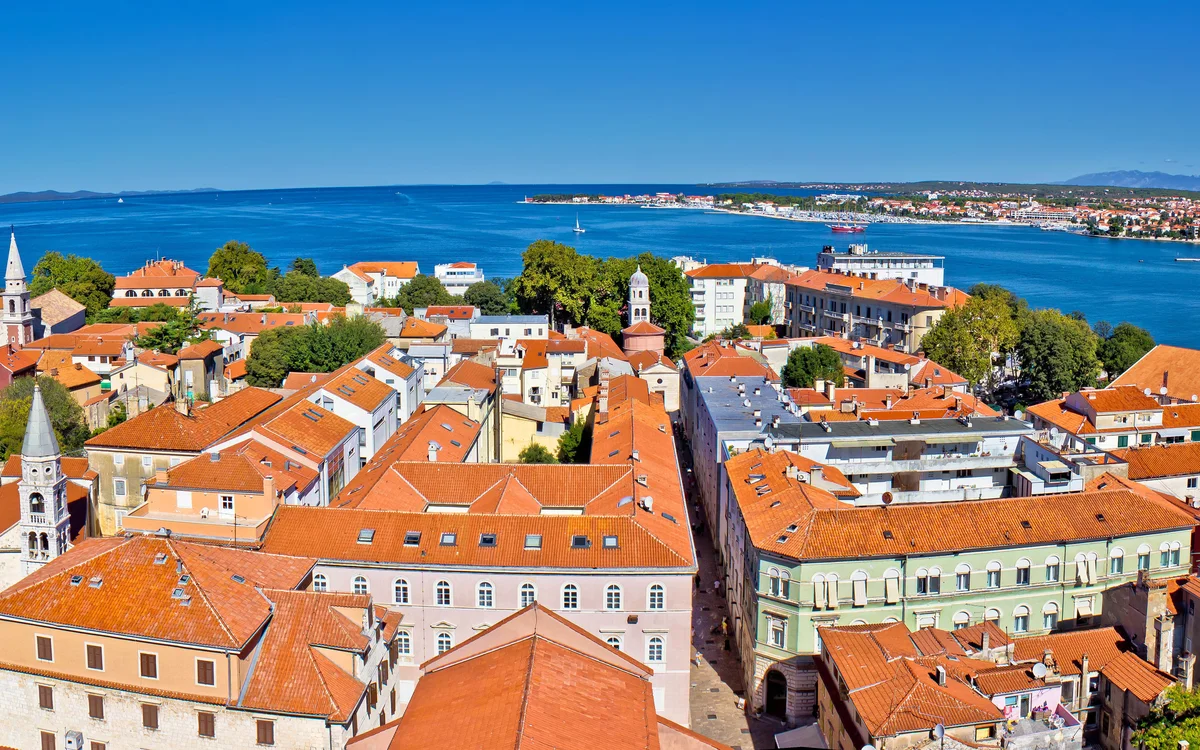 Zadar'ın tarihi merkezindeki Adriyatik manzarası