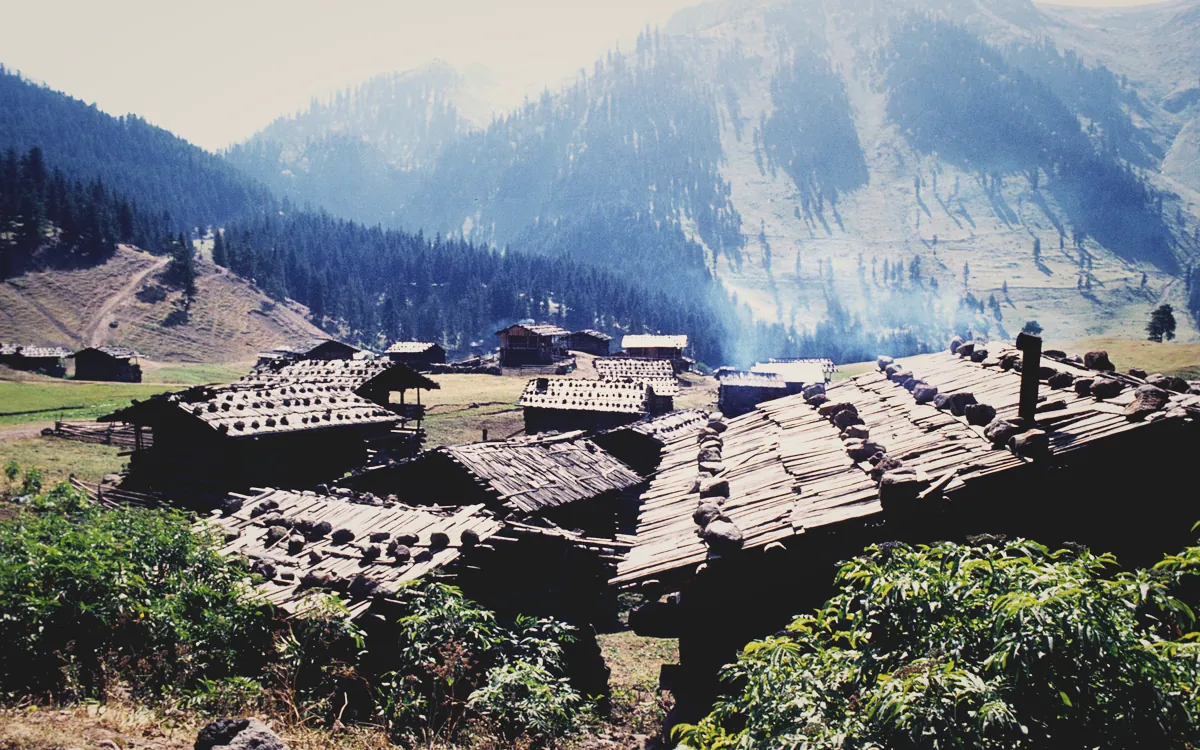 Şavşat yayla yolunda ahşap yapılar ve dağlık çevre